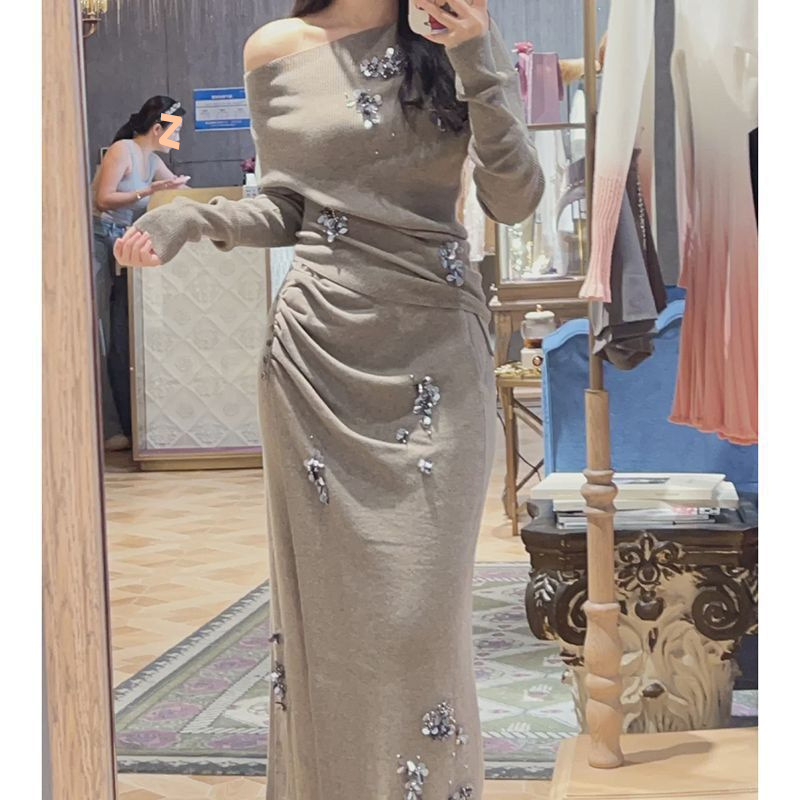 Set pulovera i suknje, asimetrija ramena, uski kroj, dugi rukavi, zimska sezona 2024, elegantan gradski stil
