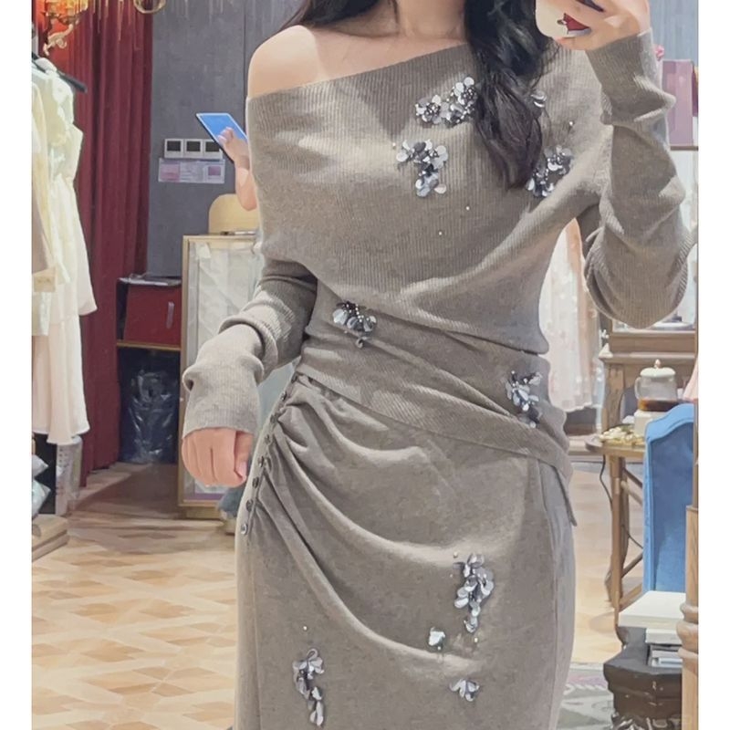 Set pulovera i suknje, asimetrija ramena, uski kroj, dugi rukavi, zimska sezona 2024, elegantan gradski stil