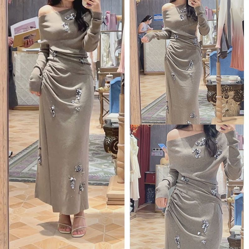 Set pulovera i suknje, asimetrija ramena, uski kroj, dugi rukavi, zimska sezona 2024, elegantan gradski stil