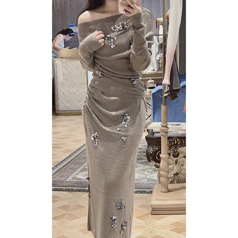 Set pulovera i suknje, asimetrija ramena, uski kroj, dugi rukavi, zimska sezona 2024, elegantan gradski stil