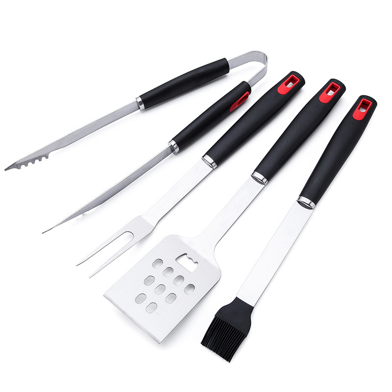 Set de unelte pentru grătar din oțel inoxidabil – clemă, perie, furculiță și lopată; design modern minimalist pentru exterior