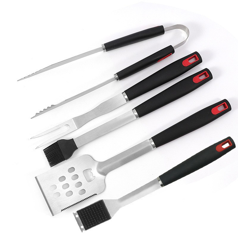Set de unelte pentru grătar din oțel inoxidabil – clemă, perie, furculiță și lopată; design modern minimalist pentru exterior