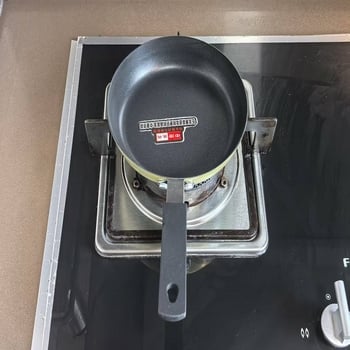 Tava za prženje s neprijanjajućim premazom, aluminijsko dno, kompatibilna s indukcijskim pločama, lako čišćenje, brzo zagrijavanje
