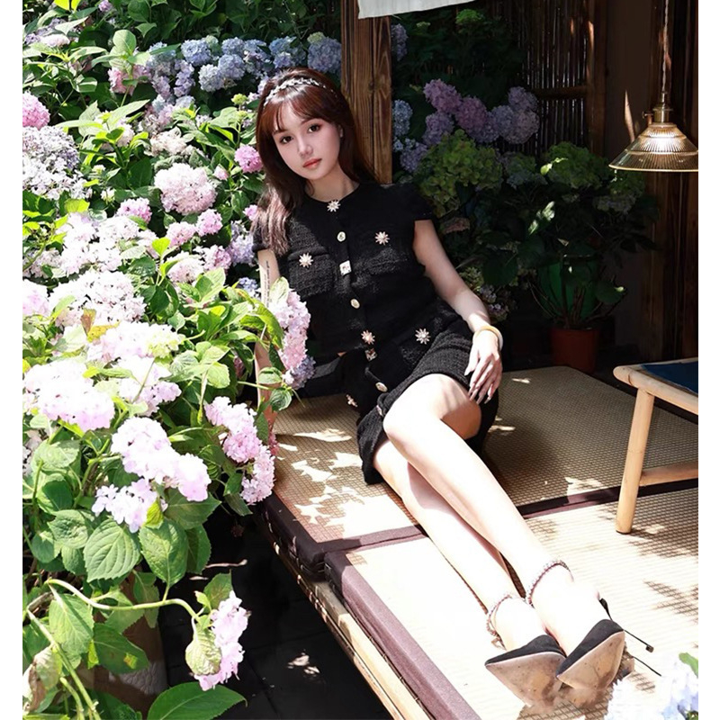 Kostim od pletenog gornjeg dijela i suknje, rukavi tri četvrtine, poliester pleteni materijal, sadržaj glavne tkanine 30–50%, jesen 2024