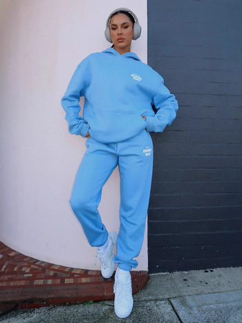 Ženski dvodijelni set s kapuljačom i hlačama, logotip, dugi rukavi, casual stil, poliester 90–95%, proljeće 2025