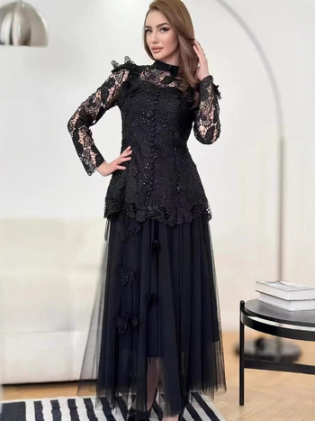 Plavo čipkasti kostim s izvezenim gornjim dijelom i mrežastim uzorkom leptira, duga suknja