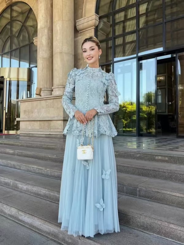 Plavo čipkasti kostim s izvezenim gornjim dijelom i mrežastim uzorkom leptira, duga suknja