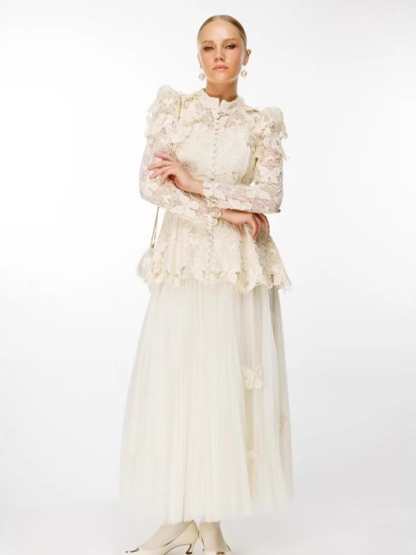 Plavo čipkasti kostim s izvezenim gornjim dijelom i mrežastim uzorkom leptira, duga suknja