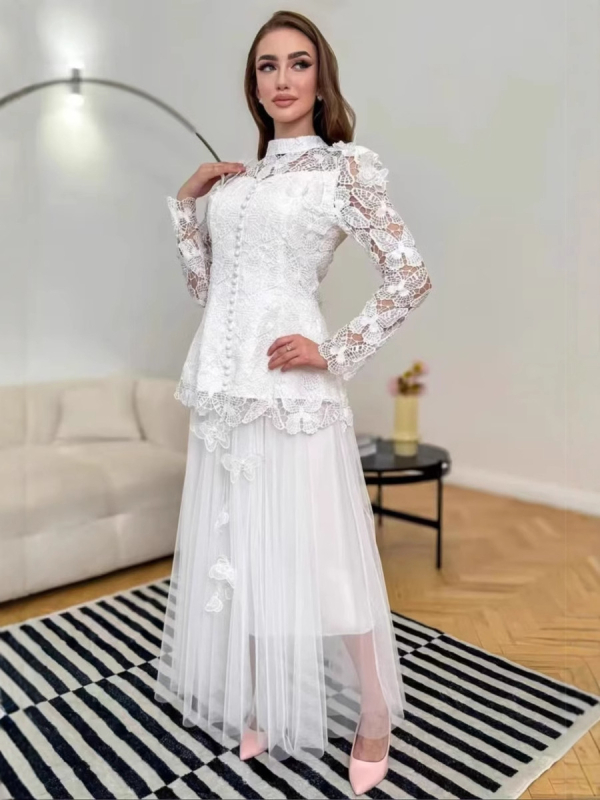 Plavo čipkasti kostim s izvezenim gornjim dijelom i mrežastim uzorkom leptira, duga suknja