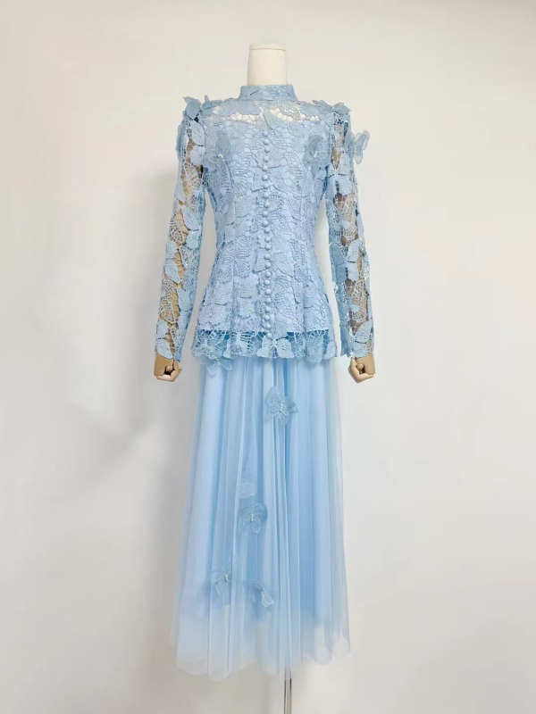 Plavo čipkasti kostim s izvezenim gornjim dijelom i mrežastim uzorkom leptira, duga suknja