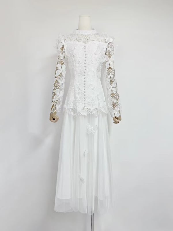 Plavo čipkasti kostim s izvezenim gornjim dijelom i mrežastim uzorkom leptira, duga suknja