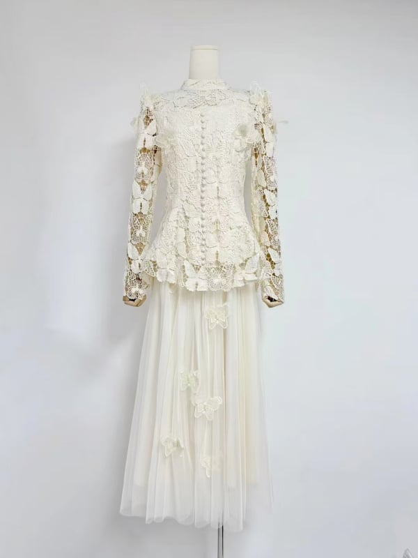 Plavo čipkasti kostim s izvezenim gornjim dijelom i mrežastim uzorkom leptira, duga suknja