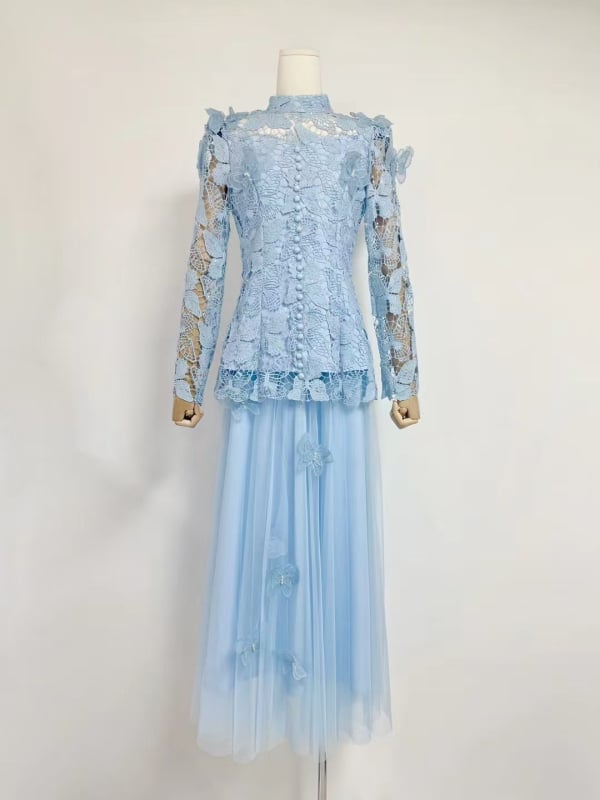 Plavo čipkasti kostim s izvezenim gornjim dijelom i mrežastim uzorkom leptira, duga suknja