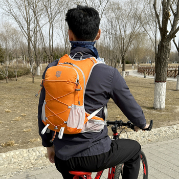 Трекинг раница: водоотблъскваща материя, полиестрова подплата, извити презрамки, унисекс