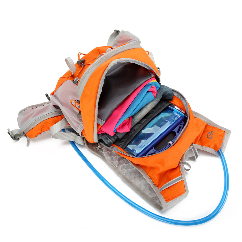 Трекинг раница: водоотблъскваща материя, полиестрова подплата, извити презрамки, унисекс