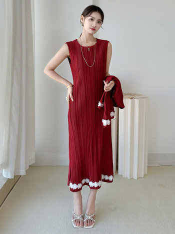 Jakna s 3D vezom u stilu Chanel i haljina bez rukava u A-liniji – elegantan jednobojni dvodijelni set, moda 2025