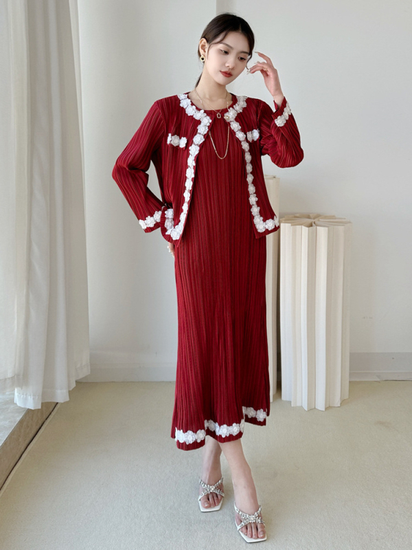 Jakna s 3D vezom u stilu Chanel i haljina bez rukava u A-liniji – elegantan jednobojni dvodijelni set, moda 2025