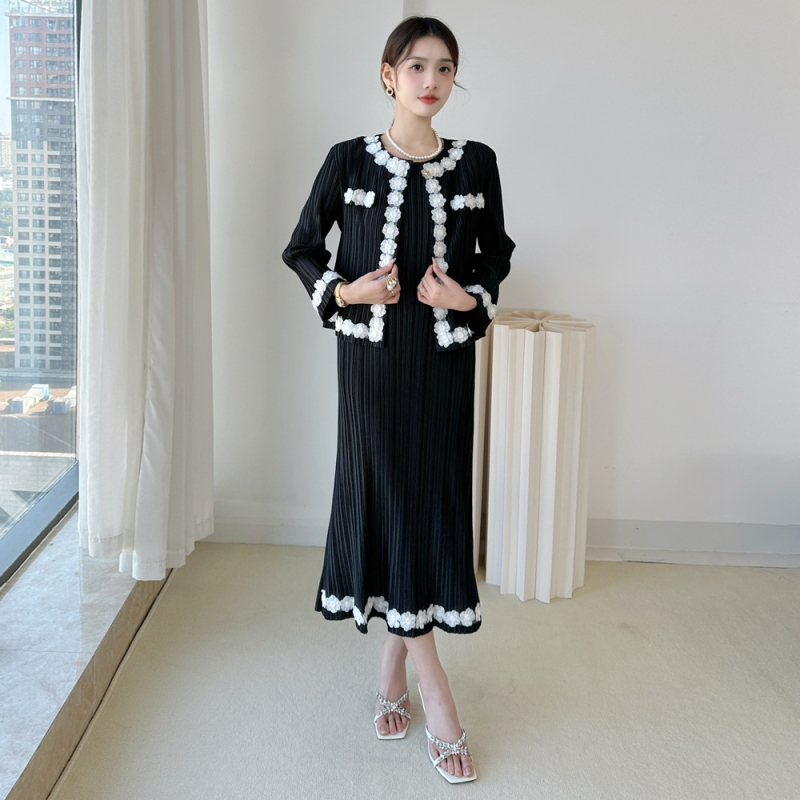 Jakna s 3D vezom u stilu Chanel i haljina bez rukava u A-liniji – elegantan jednobojni dvodijelni set, moda 2025