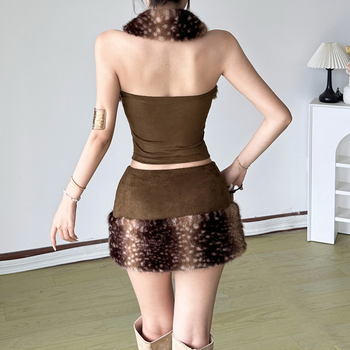 Set s leopard printom: kratki bustier top i A-linijska haljina s niskim strukom, bez rukava, uz pahuljasti šal od umjetnog krzna