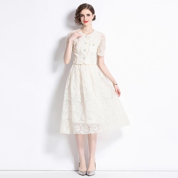 Set în două piese: Bluza din dantelă solubilă în apă și fustă midi; mâneci 3/4; poliester.