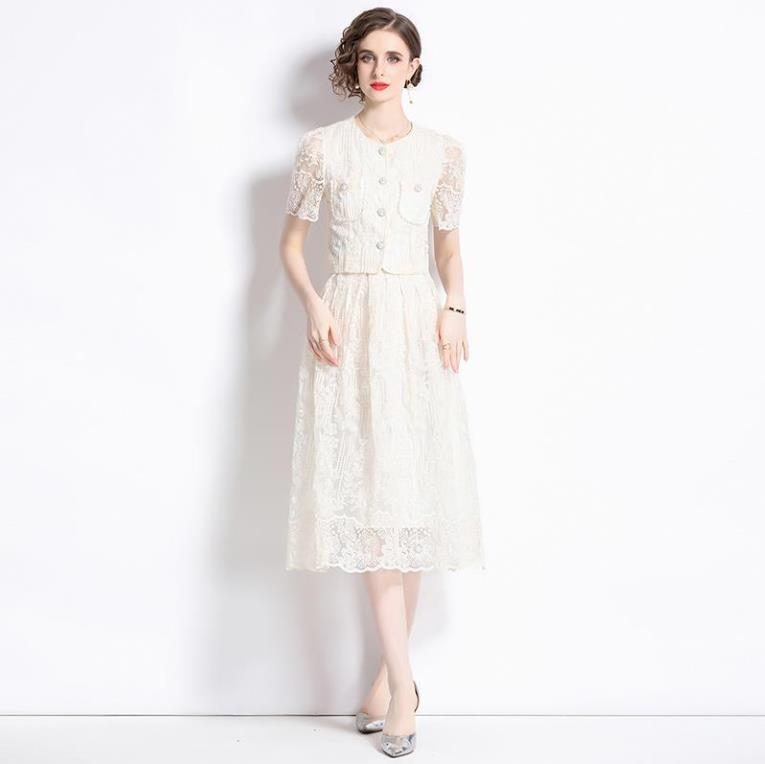 Set în două piese: Bluza din dantelă solubilă în apă și fustă midi; mâneci 3/4; poliester.