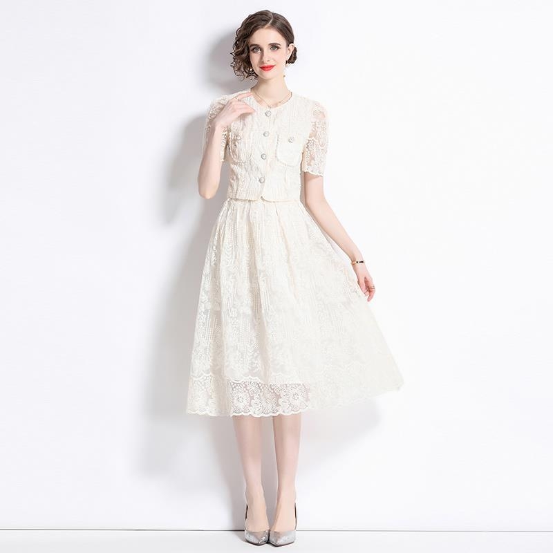 Set în două piese: Bluza din dantelă solubilă în apă și fustă midi; mâneci 3/4; poliester.