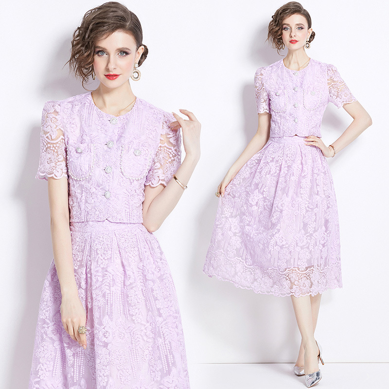 Set în două piese: Bluza din dantelă solubilă în apă și fustă midi; mâneci 3/4; poliester.