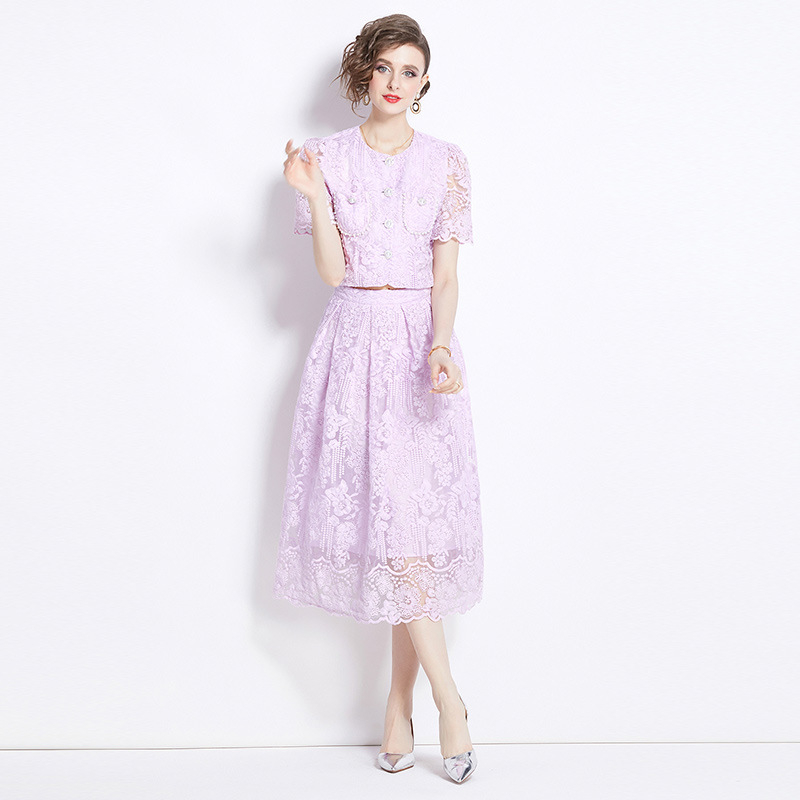 Set în două piese: Bluza din dantelă solubilă în apă și fustă midi; mâneci 3/4; poliester.