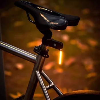 Zadnja svjetiljka za bicikl s dizajnom tekuće vode i pokaznim svjetlom