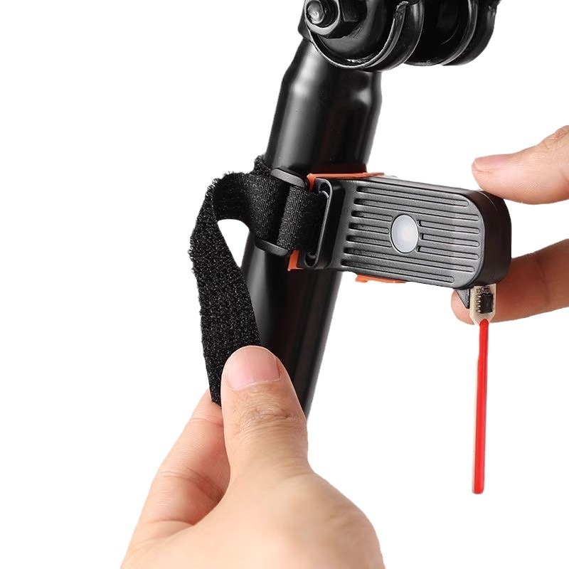 Zadnja svjetiljka za bicikl s dizajnom tekuće vode i pokaznim svjetlom