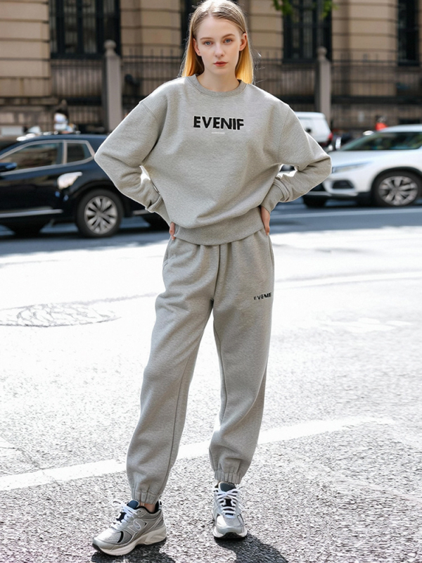 Set trening femei din două piese, hanorac căptușit fleece și pantaloni jogger, amestec bumbac-poliester, imprimeu, toamnă 2025