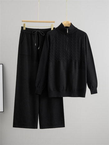 Дамски плетен костюм от две части: пуловер с половин цип и панталони с широки крачоли; монотонен десен; вискоза 50–70% и полиестер 30–50%; мотив twist-flower; дълги ръкави; есен 2025