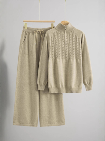 Дамски плетен костюм от две части: пуловер с половин цип и панталони с широки крачоли; монотонен десен; вискоза 50–70% и полиестер 30–50%; мотив twist-flower; дълги ръкави; есен 2025