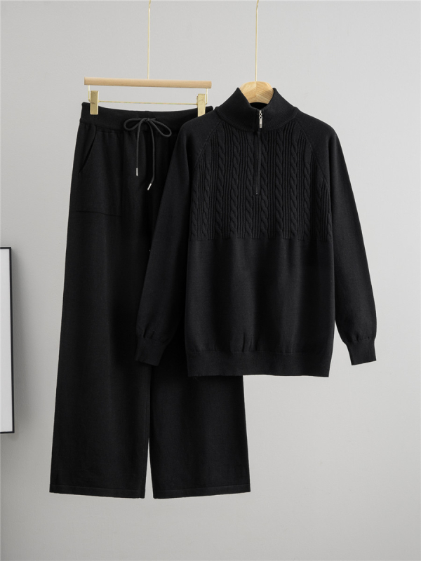 Дамски плетен костюм от две части: пуловер с половин цип и панталони с широки крачоли; монотонен десен; вискоза 50–70% и полиестер 30–50%; мотив twist-flower; дълги ръкави; есен 2025