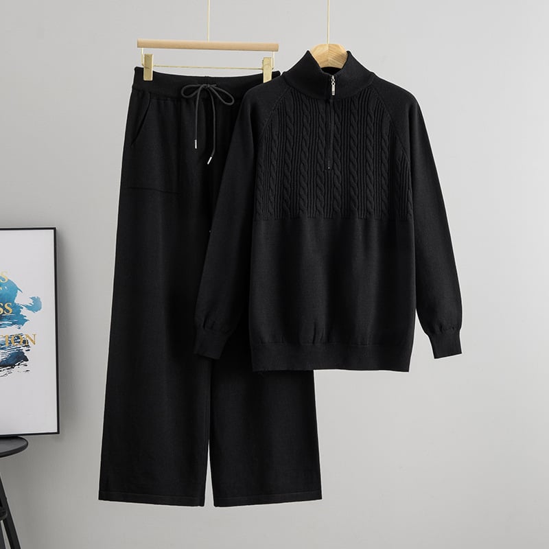 Дамски плетен костюм от две части: пуловер с половин цип и панталони с широки крачоли; монотонен десен; вискоза 50–70% и полиестер 30–50%; мотив twist-flower; дълги ръкави; есен 2025