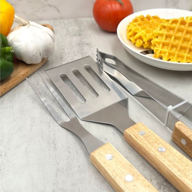 Комплект за барбекю от неръждаема стомана с дървена дръжка, 4 части: нож, клещи, вилица и шпатула – артикул GF0301