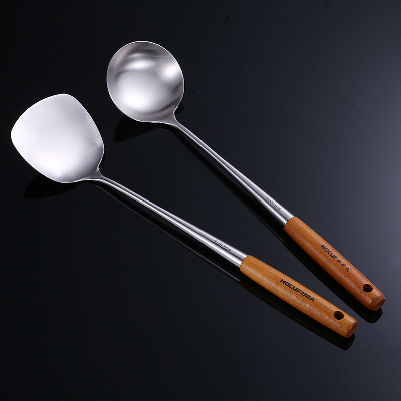 Set spatula od nehrđajućeg čelika s drvenim ručicama — uključuje jušnu žlicu, žlicu za prženje i žlicu za cijeđenje; kuhinjski alati otporni na toplinu