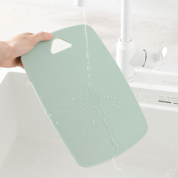 Tocător cu două fețe, set de trei bucăți din plastic, pentru fructe și hrana bebelușilor, antibacterian, stil modern minimalist.