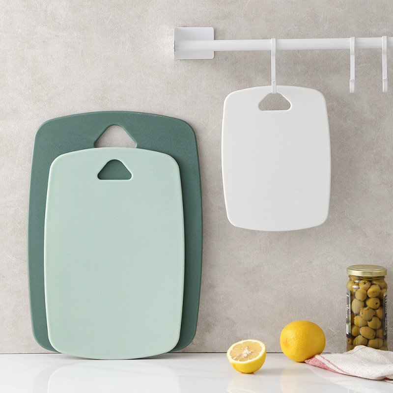 Tocător cu două fețe, set de trei bucăți din plastic, pentru fructe și hrana bebelușilor, antibacterian, stil modern minimalist.