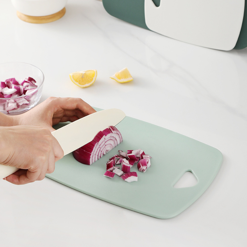 Tocător cu două fețe, set de trei bucăți din plastic, pentru fructe și hrana bebelușilor, antibacterian, stil modern minimalist.