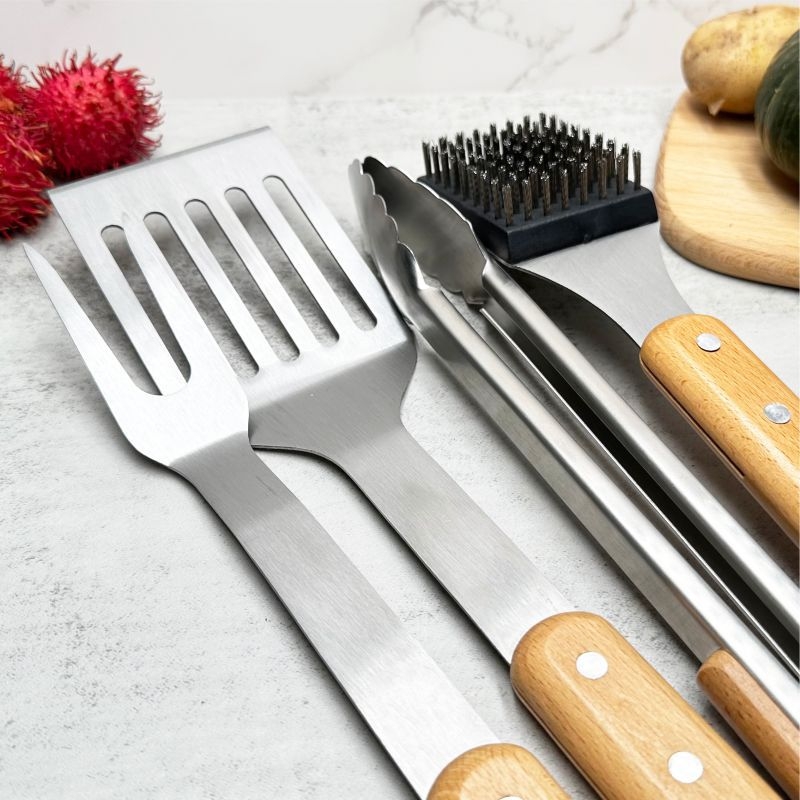 Set alata za roštilj od nehrđajućeg čelika s drvenim drškama, 4 komada: lopatica, hvataljka, vilica, nož