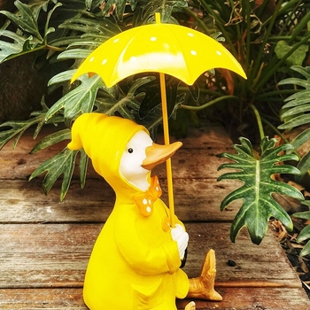 Rață ornament pentru grădină – sculptură din rășină sintetică, pictată manual, pentru curte, terasă și balcon, rezistentă la intemperii