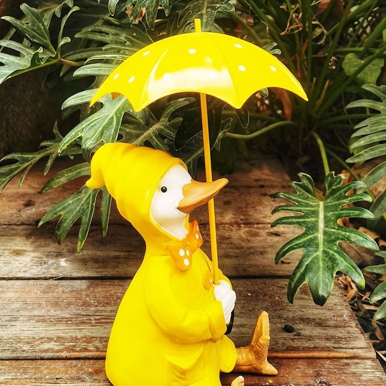 Rață ornament pentru grădină – sculptură din rășină sintetică, pictată manual, pentru curte, terasă și balcon, rezistentă la intemperii