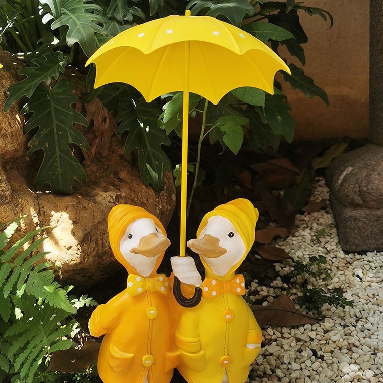 Rață ornament pentru grădină – sculptură din rășină sintetică, pictată manual, pentru curte, terasă și balcon, rezistentă la intemperii