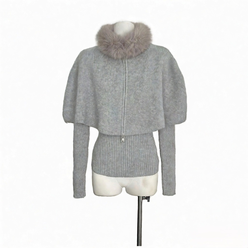 Trodjelni pleteni set: gornji dio, cape-cardigan i šal s krznom za ovratnik; dugi rukavi; kašmir pletenina; poliester-elastan smjesa