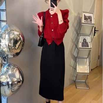 Dva dijela seta: mini suknja i kardigan s dugim rukavima — proljeće 2025, ovčja vuna