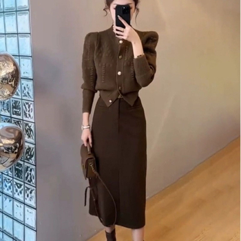 Dva dijela seta: mini suknja i kardigan s dugim rukavima — proljeće 2025, ovčja vuna