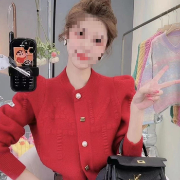 Dva dijela seta: mini suknja i kardigan s dugim rukavima — proljeće 2025, ovčja vuna