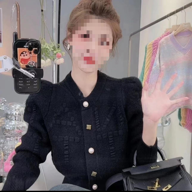 Dva dijela seta: mini suknja i kardigan s dugim rukavima — proljeće 2025, ovčja vuna