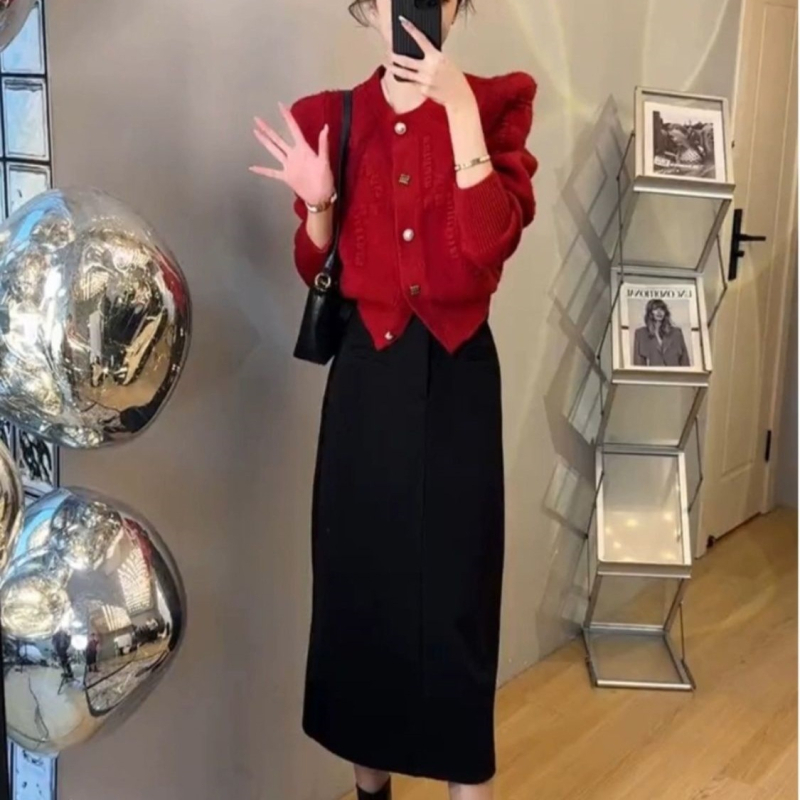 Dva dijela seta: mini suknja i kardigan s dugim rukavima — proljeće 2025, ovčja vuna